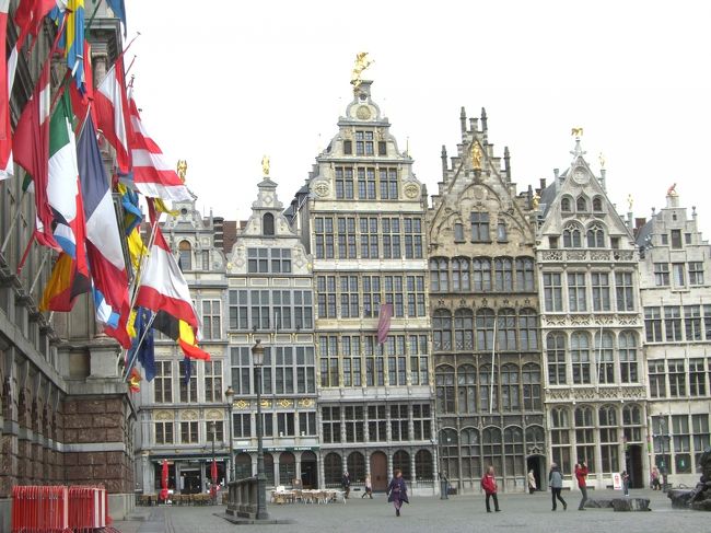 朝から今にも降りそうで降らないお天気。ギルドハウスの街路を通り抜ける風も冷たく、身を縮めながらアントワープの見物をスタート。<br /><br />何せ晴れと曇りとでは季節が全く違うほどに。晴れれば５〜６月、曇れば２〜３月。しかもこのスイッチが１日のうちで何度も切り替わるから大変。<br /><br />オランダ・ベルギーの各地にありましたが、ギルドハウスの中を覗く機会を残念ながら持てずじまい。もっぱら外から外観を楽しむだけに終わりましたが、今にして思えば、あの建物の構造や使い勝手についてもう少し詳しく見学しておくべきでした。<br /><br />京都の町屋や江戸時代の長屋がそうだったように、「間口」の大きさを基準に課税しようとする税制は洋の東西に関わらず同じようです。<br /><br />何処にあっても、いつの時代にあっても、「取る側」が企むことは大体同じようです。そして、「取られる側」も同じように知恵を出して対処する。間口を狭くして、ギルドハウスは上の方に延び、町屋の方は「うなぎの寝床」のように奥の方へ延びた。言わば、美しい歴史的建造物として眺める「街並み」は税制に規定されているというわけですか。とても面白いです。<br />