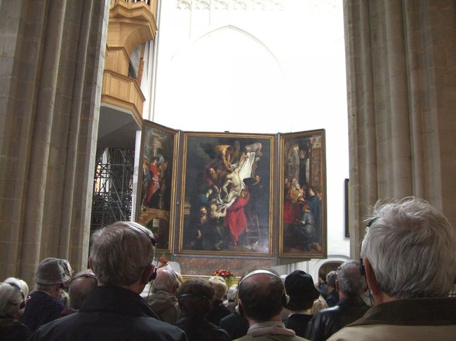 そのルーベンスの「十字架昇架」「十字架降架」があるノートルダム大聖堂。<br /><br />「パトラッシュ、何だか疲れちゃったよ・・・」とつぶやきつつ、あわれネロ少年は恋焦がれたその絵の前で息絶えた。日本人なら？言わずと知れた例の絵です。<br />