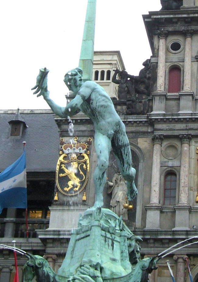 アント(ant）＝ハンド、ワープ（werpen）＝投げる。ブラボーという英雄がアンティゴーンという巨人の「手」を切り落として「投げた」という西洋人らしい手荒な伝説が地名の由来だそうです。<br /><br />