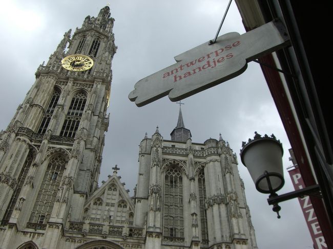 どこぞかに「足」のマークのブランドがありましたが、アントワープでは文字通り「手」のサインがあちらこちらに飛び交っています。写真は大聖堂前のギフトショップ。店名「Antwerpse Handjes」は「アントワープのオテテ」とでもいったところですか。<br />