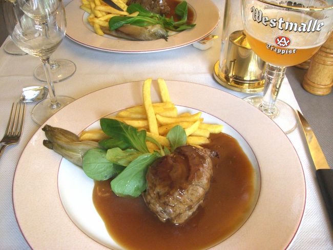 くだらないオヤジギャグなど言ってないで、さぁ、昼飯。大聖堂近くの気取りのないレストランにて。厚切りのステーキですが、焼き具合といい、日本人好みのソースといい、予想以上に旨かったです。添え物のチコリ(アンディーブ)もホロ苦甘くて美味しい。ポテトが皿の余白を全て埋めきってしまうでもなく、このあたりにしては程よい量で日本人には好もしい。<br /><br />腹ごしらえが出来たらゲントへとバスは進む。<br />