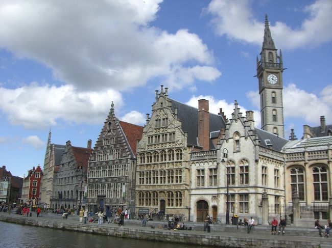 一方、川沿いの街並みを眺めれば、こっちは一列にピシーッと整列したいずれ劣らぬイケメン役者ぞろい。歌舞伎の口上でも聞こえてきそうな晴れがましさ。<br />