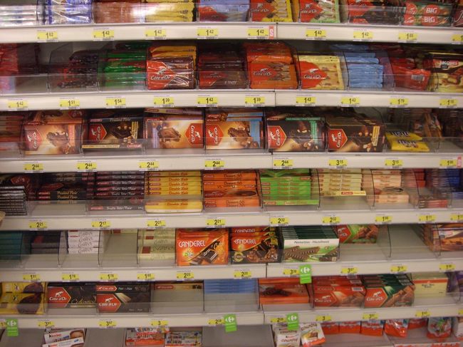 ゲント散策の途中、スーパーに立ち寄りました。さすがはベルギー、チョコレート売場は結構なスペースを取ってます。皆さん「義理チョコ」？はここで済まされてました。<br />