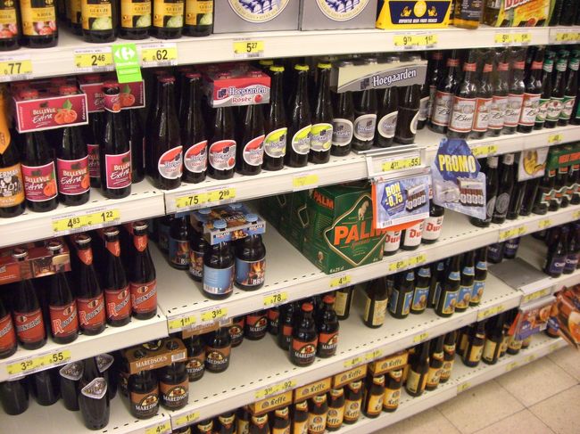 ついでにビール売場。当たり前ですが、ベルギービールが充実しています。<br /><br />私は日本でもベルギービールを愛飲していますが、値段は・・・日本の店頭で売られている価格の１／３ぐらいでしょうか。このユーロ高にあっても、ヒューガルテンが１００円以下・・・う〜ん、ウラマヤマシイ・・・でも、日本でもこんなに安かったらグビグヒ飲んでしまうだろうし、カラダに悪いかも。ベルギービールは全般的に度数も高めだし、チビリ、チビリ、と楽しみますか。<br />