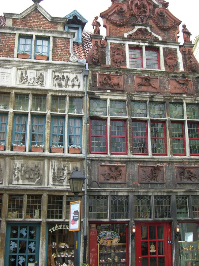 ゲントではこういう趣のあるお店を数多く見かけたのですが、駆け足の観光で、結局は覗けずじまい。<br />