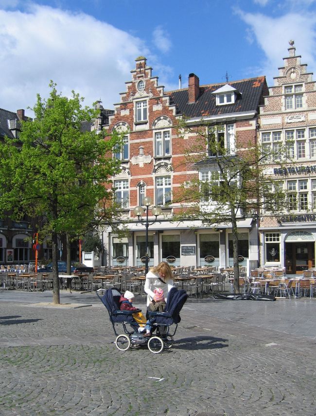 何処の国でも子供や赤ん坊が居る風景はいいですな。未来が感じられて気持ちが晴れ晴れします。未来あるこの赤ん坊たちに日本のおじさんが歌を捧げましょう。<br /><br />♪見ろよ青い空　白い雲<br /><br />♪そのうち何とか　な〜るだ〜ろ〜う〜　、ってか！<br /><br />調子に乗って、バスはいよいよブルージュへと向かう<br />