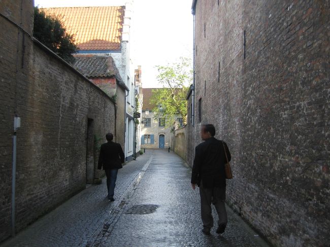 さあ、いよいよブルージュに到着。晩御飯に向けた腹ごなしも兼ねて、取るものも取りあえず、街へと散策に出かけることに。<br /><br />それにしても、明日は「聖血の行列」という街で一番のお祭りだというのに、夕刻とは言えまだ明るいというのに、通りから少し入っただけの路地の人気のなさには戸惑ってしまうほどでした。<br />