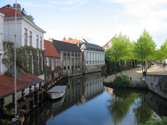 昼間は観光客で賑わうはずのボート乗り場も運河沿いも、ひとっこ一人いない不思議な静けさ。<br />