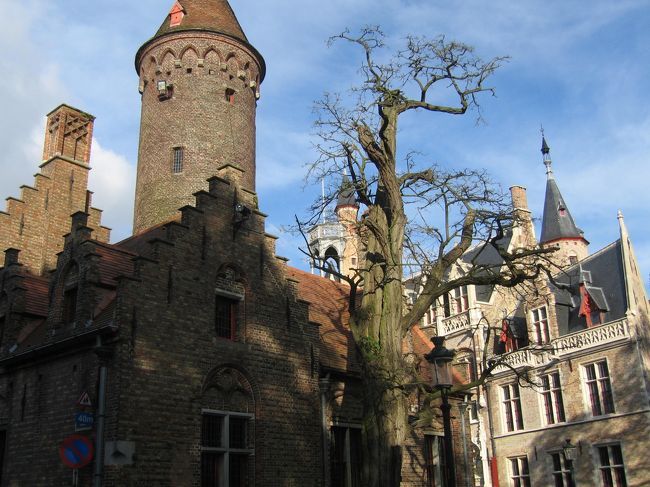 前訪地のゲントが古い街並みながらも快活な雰囲気だっただけに対照的。「死都ブルージュ」というローテンパックの表現がどうしても脳裏に浮かびます。<br /><br />「眠れる森の美女」と称されたチェスキークロムロフ（チェコ）にも似た「美しい死都」との印象を強く持ちました。<br />