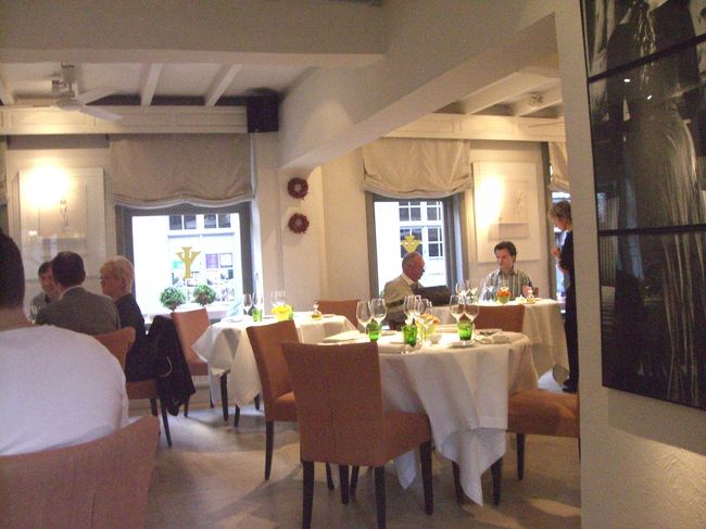 インテリアやテーブルウエアも明るく爽やか。自然光も入るし、同時に照明の使い方も上手。とても気持ちよく食べられました。<br />