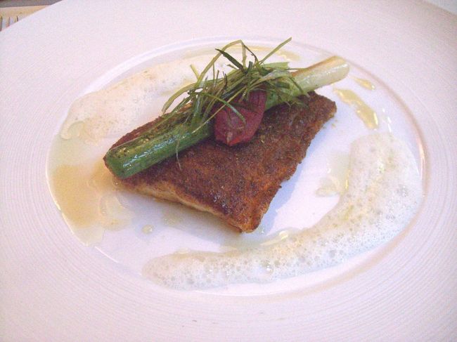 魚料理。<br /><br />かなり複雑なスパイスを利かせたエスニックな一品。今回の旅行で驚いたこと、実感したことは、星付きレストランでエスニックなスパイスを使った味付けがとても多い（流行している？）ということ。程度の差はあっても、訪れた三店全てでその種の味付けの料理が含まれていました。日本人の私たちにとっては比較的身近な味で受け止め方は微妙なのですが、欧米の方たちにとっては「ク〜ル！」といった感じで新鮮に映っているのかもしれません。<br />