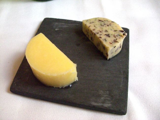 この店で印象に残っている一つが、パンの美味しさとこのバター。特に斑入りの方。海苔の類、海草の類が練りこまれた海の風味のバター。海草好きの日本人には絶対に美味しいかと。帰国後、家内は再現実験を繰り返してます。桃屋の江戸むらさきでも練り込んでみてはどう？<br />