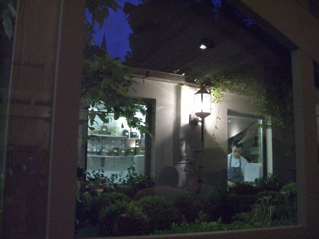 さすがに九時ともなれば夜の帳も降りはじめ、空は神秘的な紺色へと変化。中庭の向こうには調理場が覗きます。下ごしらえでもするエリアでしょうか。棚にはここのシェフがこだわりを持つ各種スパイスがズラリと並んでいました。まるで化学実験室かのよう。<br />