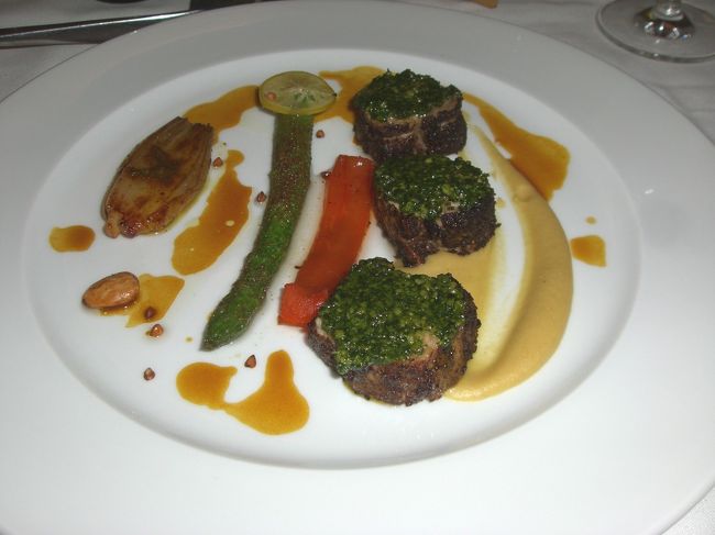 子牛のステーキ。<br /><br />ソースが爽やかで、とても柔らかな味。<br />