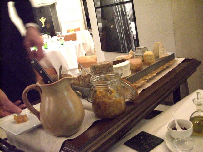 チーズのワゴンサービス。家内に言わせると「チーズが消化を助けるらしいわよ」とのことですが・・・。<br /><br />決してチーズが嫌いなわけではないのですが、このあたりの食習慣に正直私は付いていけてない・・・と言いつつ、進められるままに少しずつ食べてしまうのですが。<br />