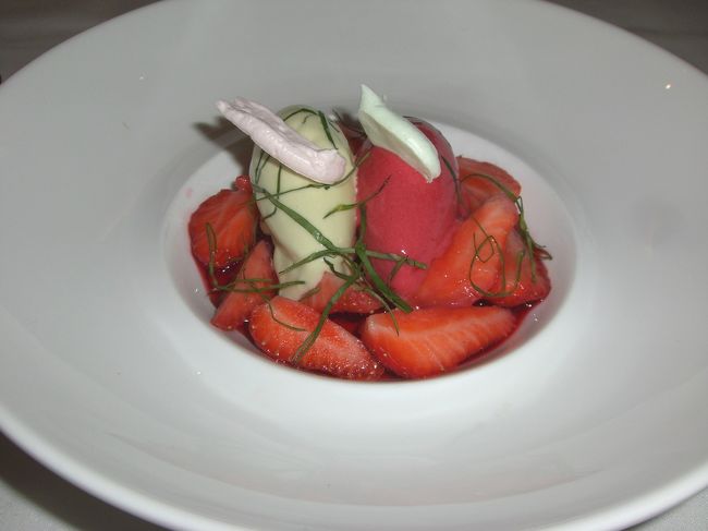 こっち方面に関しては全面的に付いていけます。<br /><br />フレッシュな苺とハーブのアイスクリーム。濃厚な爽やかさ、とでも言いますか。底に敷かれた苺のシロッ<br />プが苺そのものの旨みを一層引き立ててました。<br /><br />