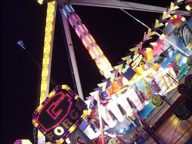 レストランからの帰路。「聖血の行列」に合わせてか、ホテルの前の広場には移動遊園地が。「移動」と言っても縁日の屋台とはスケールが違います。<br /><br />こんな大型で激しい乗り物を簡単に移動・撤収できるものなのか、それが果たして安心できるものなのか、と、いささか首も傾げてしまうのですが。<br />