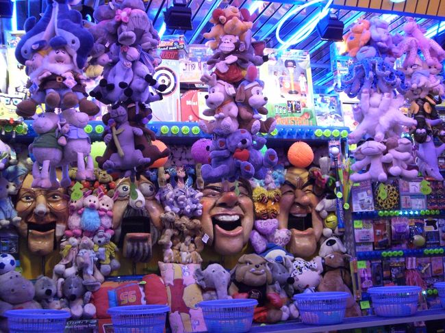 移動遊園地は女王の誕生日を控えたアムステルダムでも見かけましたが、市街地のあちこちに大きな「広場」というインフラを持つヨーロッパならではのことでしょう。<br /><br />昨今の日本では、そんな場所は郊外の大型ショッピングセンターの駐車場ぐらいしかないでしょうて。<br />