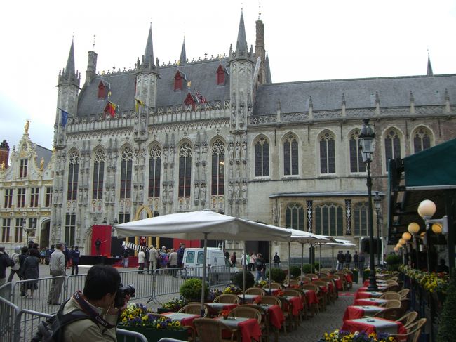 聖血の行列の当日。午前中は散策。<br /><br />もう太陽も上がっているのに、セレモニー会場の舞台の設営を急ごしらえでやっている。ノンビリしたものです。間に合うのかしらん。<br />