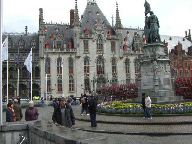 観覧席が設営されている広場もまだまだ人出は少ない。<br />