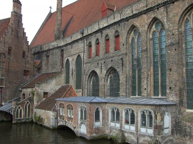 レンガづくりの街並み。レンガのグラデーションがことのほか綺麗。メンテナンスのための「洗い」は大変なんだそうです。<br />