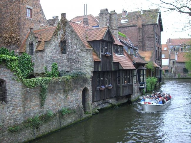 運河を行き交う観光ボートとレンガづくりの家。<br />