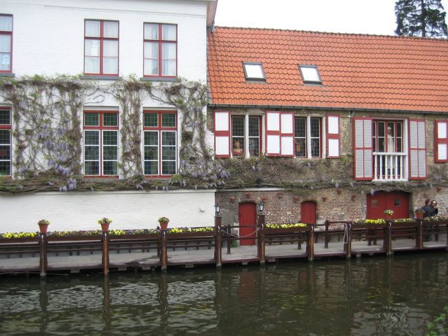 藤が飾る河畔の家。よく見ると何故かしらマネキンたちが窓から顔を出してます。<br />