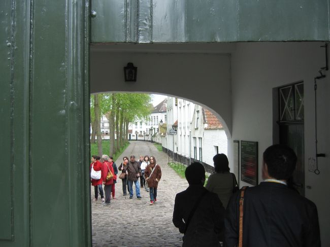 ベギン修道院への入口。このあたりから何だか雲行きが悪くなってきました。<br />