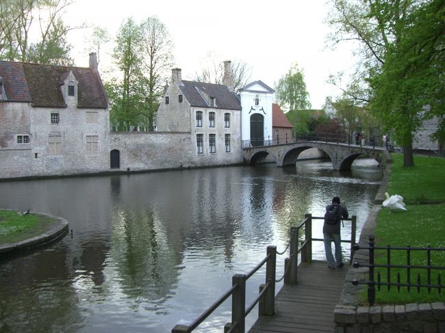 ベギン修道院前の運河。絵に描いたような佇まい。決まりすぎてて不安になるほど。<br />