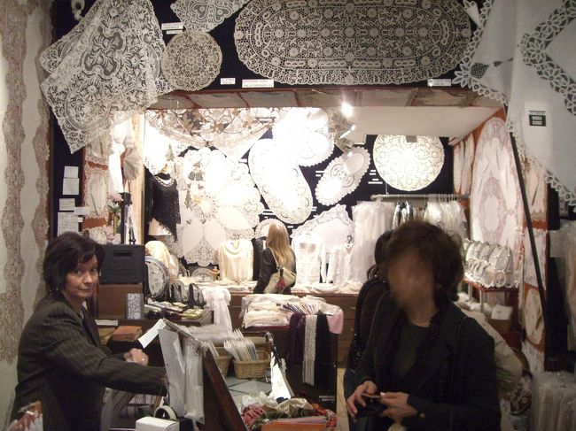 午前中の散策ツアーの解散直後、雨が本降りとなってきました。かくなるうえは、ショッピング。先ずはレース屋さん。「この値段はきっとメイド・イン・チャイナよ」などと分けの分からないことを言いつつ、家内はしばし物色。結局アンティークだとされる小さな額に入った飾り物を記念にお買い求め。<br />