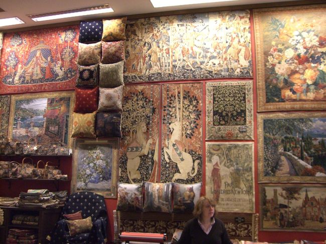 続いてはゴブラン織の専門店。<br /><br />それぞれに美しくはあるけれど、いざ自宅に似合う場所があるのかというと・・・思案の末に家内は購入を自重。あんたはエライ！<br /><br />
