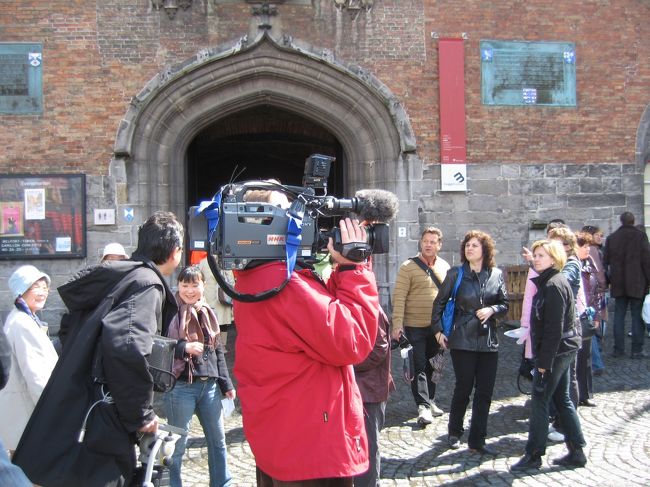 ＮＨＫの取材班も居たりして。<br /><br />「テーマは聖血の行列？それとも世界遺産シリーズ？」と尋ねたところ、「いえ、フライドポテトの発祥がベルギーだということがテーマでして・・・」と肩透かしのようなお答え。<br />