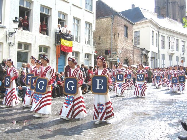 昨年（＝予定）より１時間あまり遅れて行列がスタート。この辺はエエ加減のようでして。言い訳は楽器の類が雨に降られてぬれてしまったから、とか。<br /><br />ホントかなぁ〜？<br />