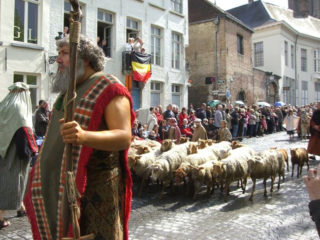 聖書にまつわるエピソードを多少は知っておくに越したことはありませんが、大小の山車と共に、歌あり、楽器演奏あり、踊りあり、お芝居あり、軽業あり、動物あり、と盛りだくさんで、見ていて飽きませんでした。<br />