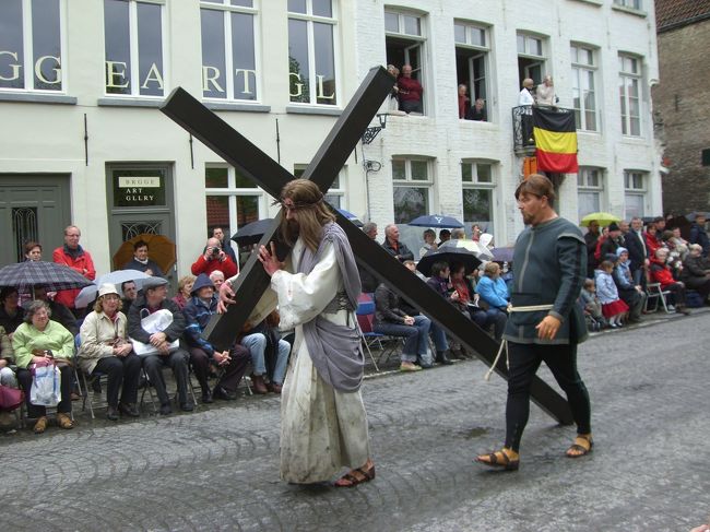 十字架を引きずっていくキリスト役には結構な体力が要りそうです。<br />