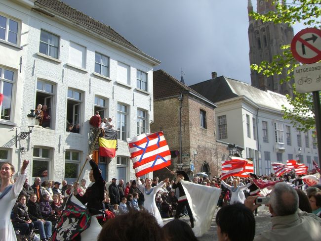 行列のフィナーレ近く。およそ一時間半ほど延々と続く行列で、こんなに大勢の地元「市民」がこの街の何処に居たのかしらんと思わせるほどでした。<br /><br />ちなみに、私たちは旅行会社が確保してくれた見物席に座って見物をしましたが、予め席を確保しなければならないほどの大混雑というわけでもなかったように思います。まぁ、結果論ですが。<br /><br />もちろん、メイン会場周辺で良い場所に陣取ろうとすると大変なのかもしれませんが、それ以外でしたら見物に困るというほどでもなさそうです。むしろフリーに動き回って見歩いた方が楽しく、変化に富んだ写真も撮れそうに思います。<br />