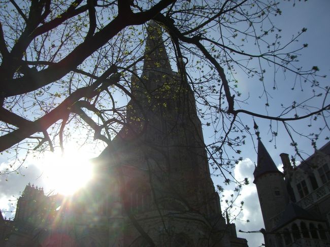 お目当ての行列見物も終わり、それっとばかりにボートツアーの行列の方に並ぶ。運河からもブルージュの街を眺めました。春とは言え、陽も傾きかけてくると、水上はちぃと涼しい。<br /><br />夏場、それも街が灯りに照らされる夜のボートツアーはもしかしたら最高かも。<br /><br />写真はボートから観たシルエットロマンス。<br />