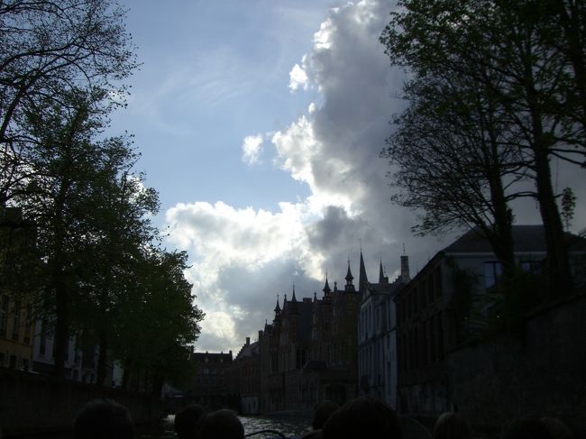 シルエットロマンス２。<br /><br />通りに満ちていた人出も、潮のように何処へかと徐々に引き、また静かな「死都ブルージュ」へと戻っていきます。<br />