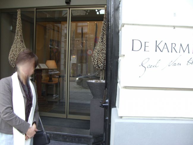 ホテルで一息を入れ、襟を正してネクタイを身につけ、ブルージュでの二つ目の星へと向かいました。<br /><br />De Karmeliet（カルメリート）。ベルギーでは２店ある三ツ星（０７年版）のうちの１店。聖血の行列の当夜とあって取れるかどうか心配でしたが、こちらも一ヶ月ほど前にネットから予約できました。<br /><br />お店に入って真っ直ぐ奥がウエイティングバー。中庭の緑も鮮やかで、とても居心地良さそうなスペースでした。ここで一杯ひっかけてから、とも思いましたが、結局はそそくさとダイニングの方へと足を進めました。<br />