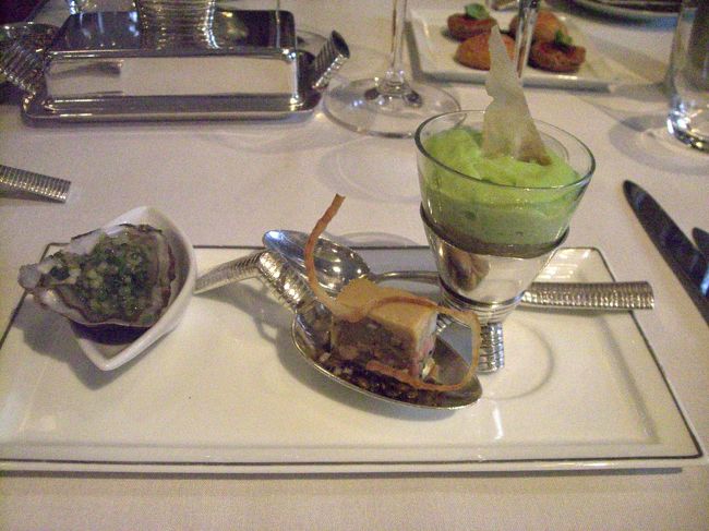 アミューズです。うーん、これだけで、十分に満足。懐石料理が性（胃袋）に合っている日本人には、「アミューズ＋趣向を変えた前菜３皿」ぐらいが一番楽しめるのではないかとさえ思ってしまう。<br />