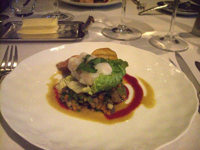 エビのロースト。レアな感じが絶妙。豚と野菜を細かく刻んだ料理を下に敷いて。三ツ星のこの店でもエスニックな味付けに出会いました。<br />