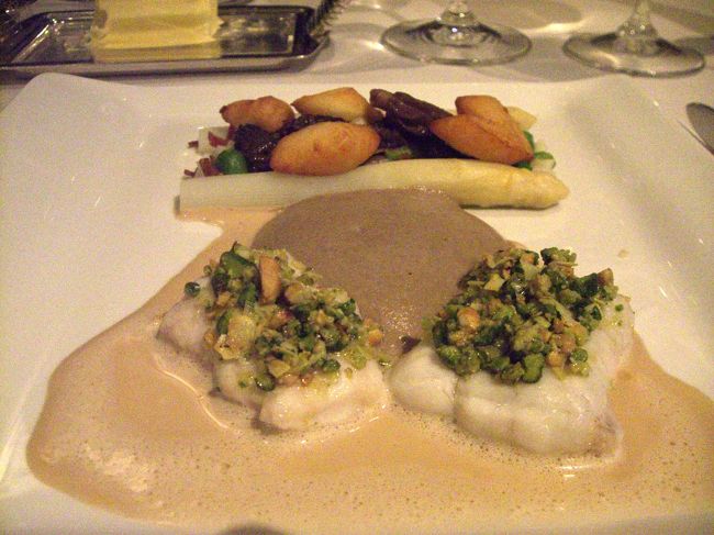 肉厚の舌平目のソテー。淡麗ながらコクのあるソースを存分に楽しみました。キノコと季節のホワイトアスパラが添えられてました。<br />