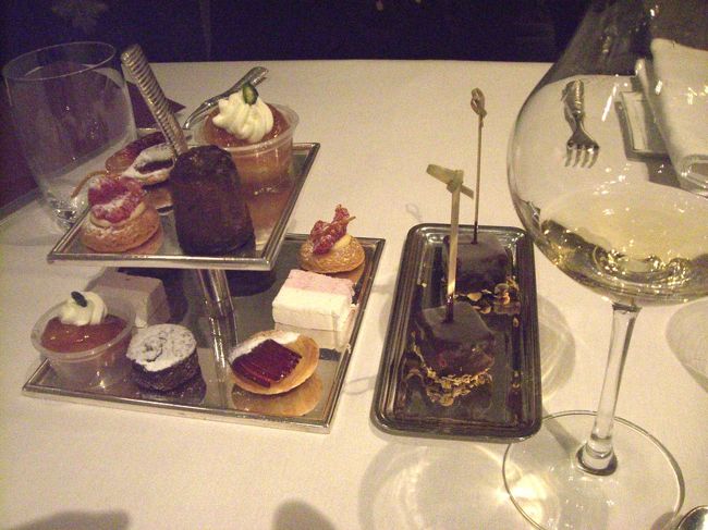 プティフール。結構、しっかりとした味。デザートワインで。<br />