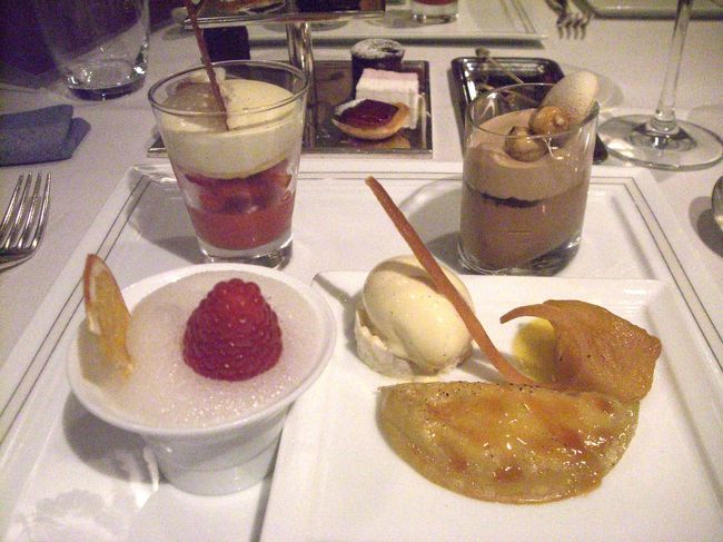 トドメのデザート。<br /><br />これは多いなあ、さすがに・・・と言いつつ、いつものとおり、そして、「出されたものは全て頂く」という私の主義をここでも貫き通して完食。しかし、家内は右列を残してギブアップ。<br /><br />そんな中、左列手前、柑橘系（レモン味？）のシャーベットは旅行中最高（もしかして今までで最高かも）のデザートということで夫婦の意見も一致。狙い通りなのか、単に時間の経過によるものなのかは分かりませんが、丁度カキ氷の溶けかけのジュルジュルとした美味しさに似た食感。特筆すべきはその味で、これ以上ない爽やかで高貴な酸味・・・ただ酸っぱいというだけではありません・・・が体中の末端神経にまで一瞬にしていき渡ったような感じ。最高のリフレッシュメンツでした。<br /><br />荷造りを済ませて、最終目的地、ブリュッセルへとバスは向かう。