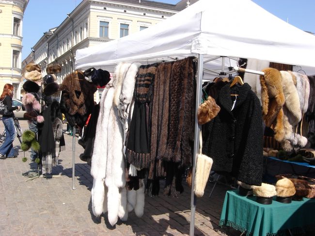 マーケット広場の蚤の市。日曜日はお休みですのご注意してください。