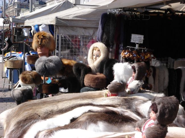 この様に毛皮も販売してます。ちなみに私は帽子を数個買いました。写真のFOXの顔が正面見える(@_@)茶色の毛皮の帽子購入しました！