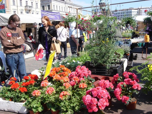 食べ物、毛皮、おみやげ物色々売っており、観光客も大勢来ております