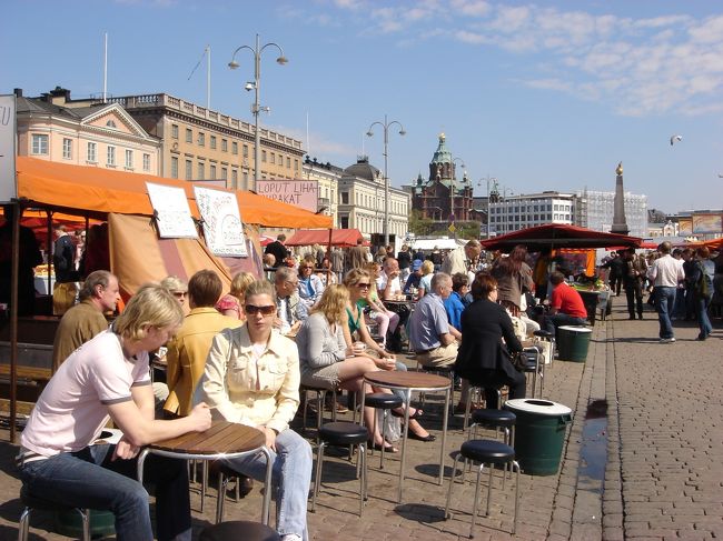 食べ物も販売しているのでみなさん食事してました