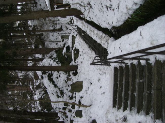 山寺登山開始〜！！<br /><br />雪ですべる〜。。