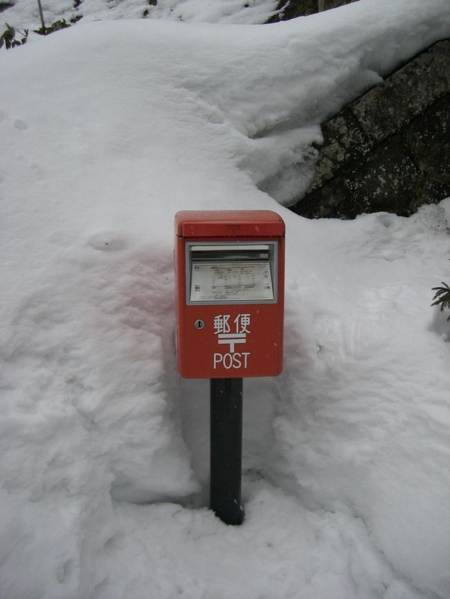 山の中にちっちゃいポストがぽつんとあって・・<br /><br />なんとなく撮ってみたり♪